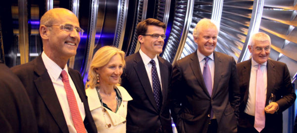 Patrick Kron (à gauche), Président-Directeur Général d’Alstom, et Jeffrey Immelt (quatrième en partant de la gauche), Président-Directeur Général de General Electric.